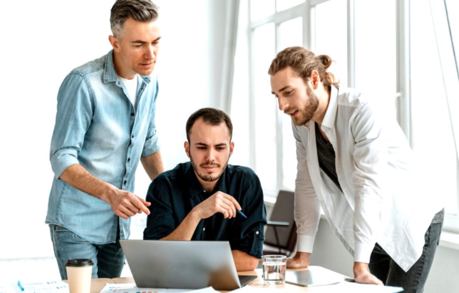 Equipo trabajando en análisis financiero colaborativo